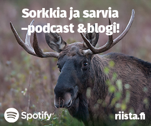 Sarvipäinen hirvi. Yllä teksti Sorkkia ja sarvia -podcast ja blogi. Alla tekstit Spotify ja riista.fi.