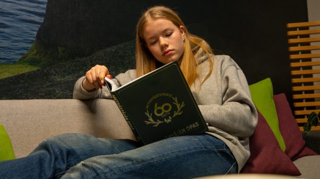 Den unga kvinnan läser Handbök för Jägeren