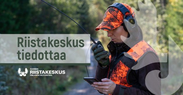 Nainen puhuu radiopuhelimeen. Kuvan päällä teksti: Riistakeskus tiedottaa