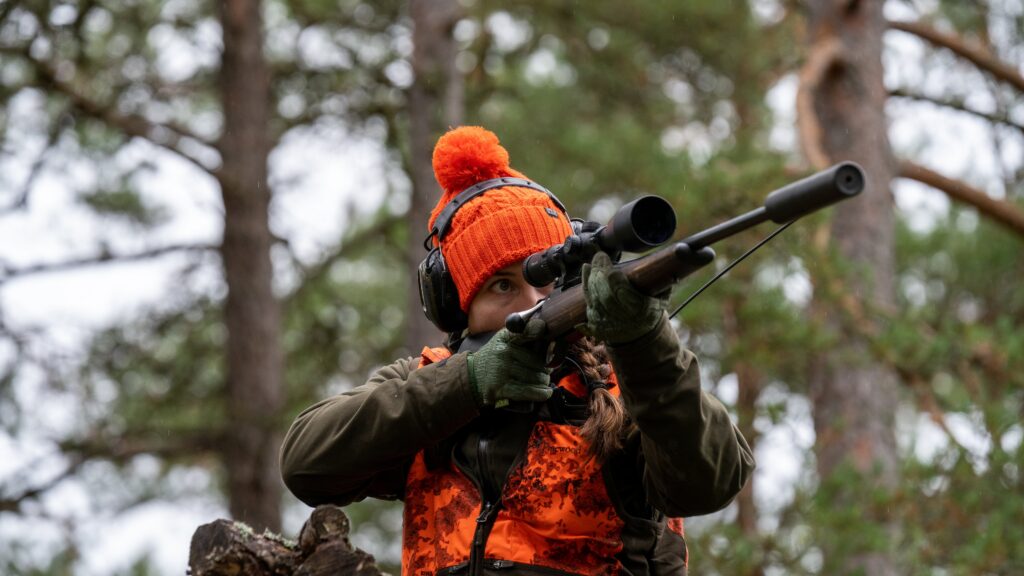 Metsästäjä tähtää kiväärillä.
