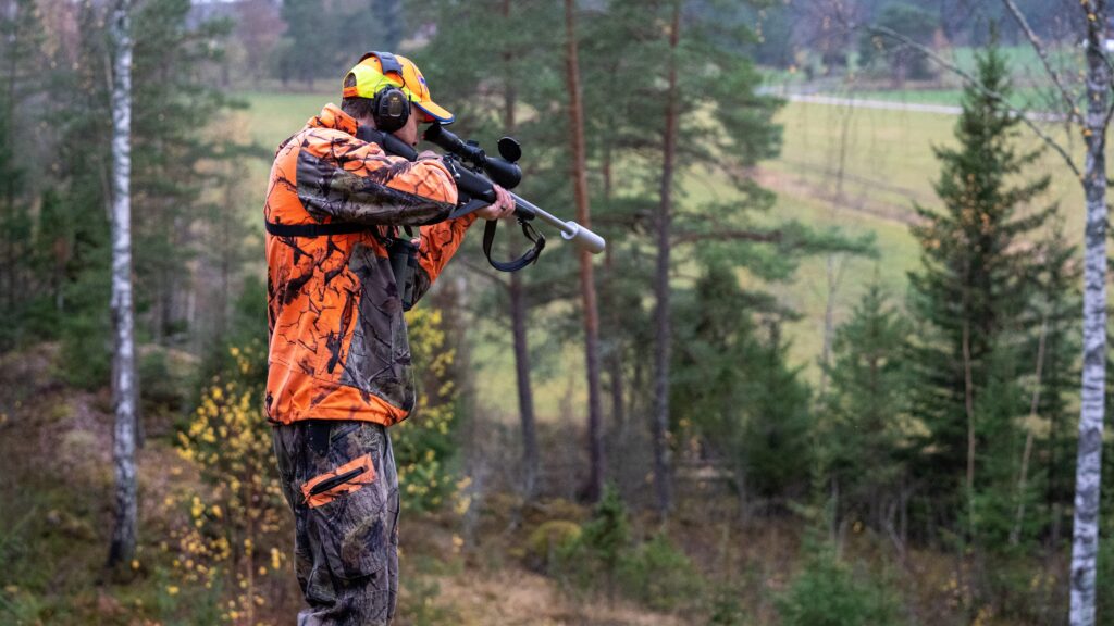 Metsästäjä passissa lainmukaisessa vaatetuksessa.