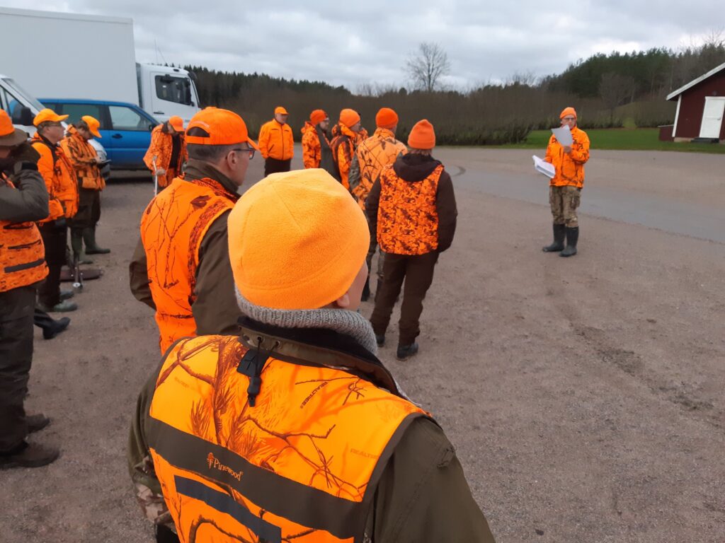 Porukka kuuntelee johtajan aloituspuhuttelua.