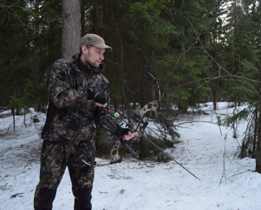 Metsästäjä virittää jousta.